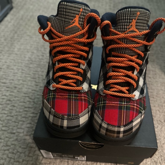 Brand new Jordan 5. Plaid color. - Picture 2 of 4